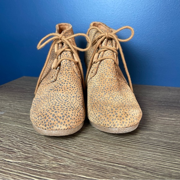 Womens TOMS Kala Tan Mini Cheetah Suede Booties Boot Wedge Size 6.5 Lace Up - Picture 2 of 14